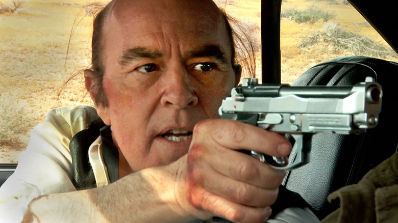 Reggie tenant une arme dans Phantasm: Ravager
