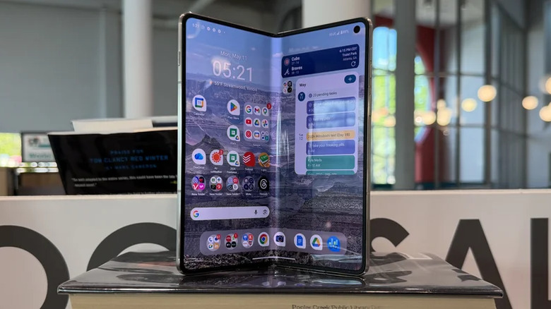 Un Motorola Razr Fold sur une pile de livres
