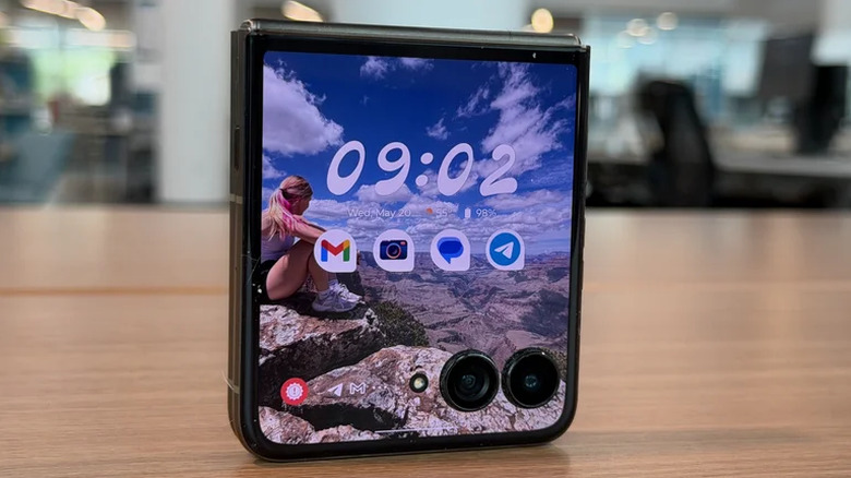Un Motorola Razr Ultra 2026 plié