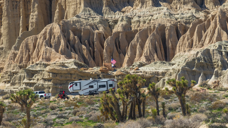Terrain de camping Ricardo au parc d'État de Red Rock Canyon en Californie