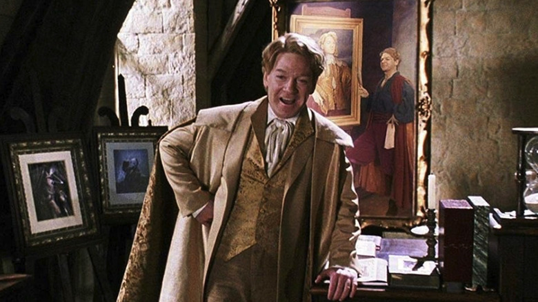 Gilderoy Lockhart debout devant une peinture de lui-même dans Harry Potter et la Chambre des Secrets