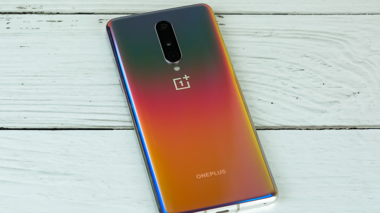 Un OnePlus 8 montrant son dos coloré