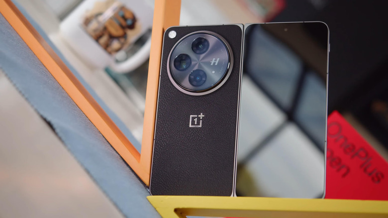 Un téléphone pliable OnePlus Open avec sa boîte en arrière-plan