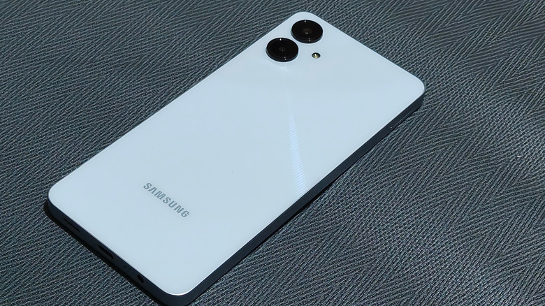 Samsung Galaxy A06 posé sur une table