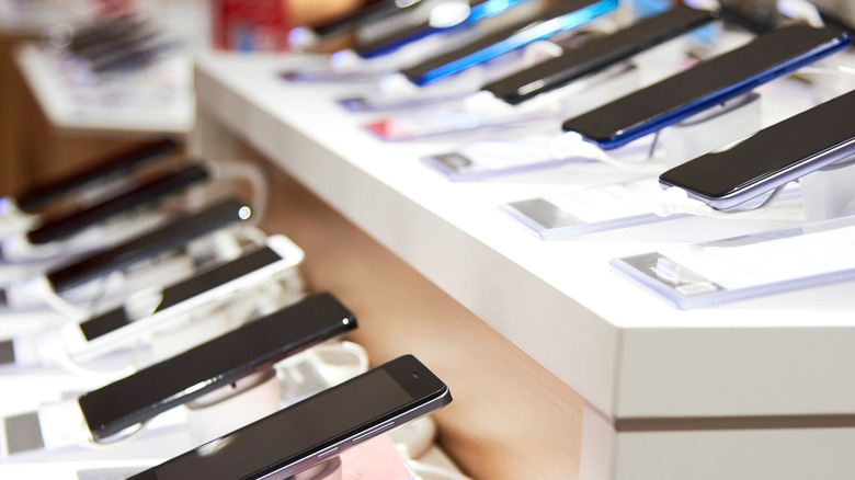 Plusieurs téléphones disposés dans un magasin