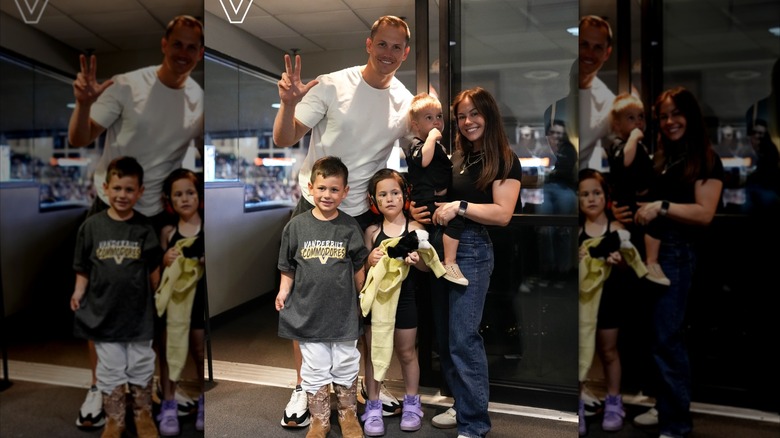 Shawn Johnson, Andrew East et leurs trois enfants posent pour une photo