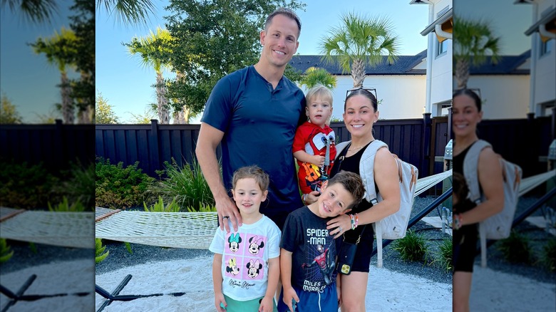 Shawn Johnson, Andrew East et leurs enfants sourient ensemble avant une journée à Disney World.