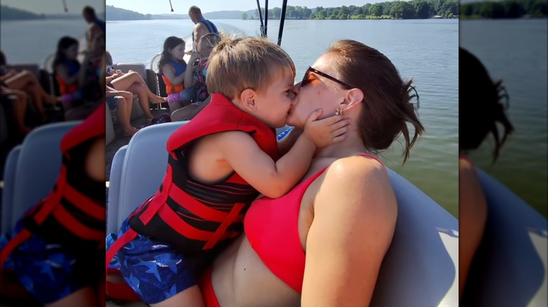 Shawn Johnson embrasse son fils Barrett sur le lac