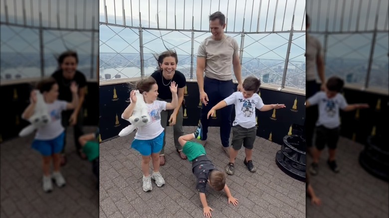 Shawn Johnson, Andrew East et leurs enfants à l'Empire State Building