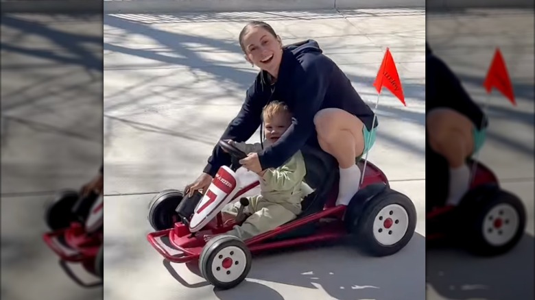 Shawn Johnson monte dans une voiture motorisée avec son fils Barrett