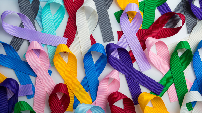 Différentes couleurs de rubans pour représenter les différents types de cancers