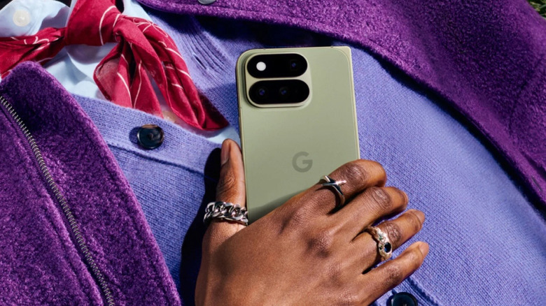 Personne tenant un Pixel 11 Pro Fold