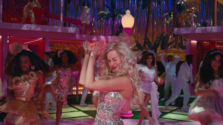 Toutes les Barbies dansant dans la Dreamhouse dans Barbie