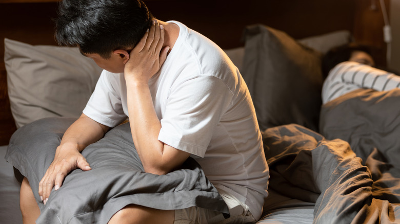 Homme se réveillant d'une mauvaise nuit de sommeil