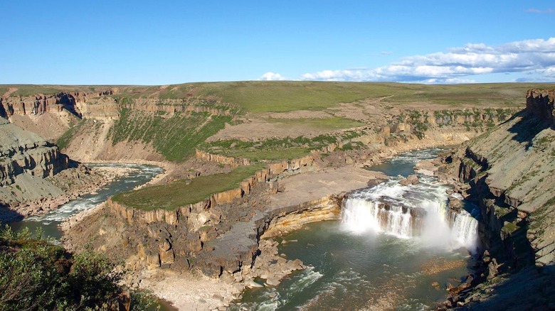 Une vue aérienne du canyon de la rivière Hornaday et des spectaculaires chutes de La Roncière.