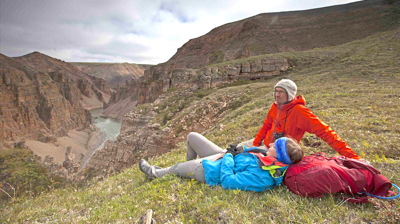 Routards allongés au bord d’un canyon dans le parc national Tuktut Nogait.