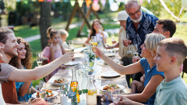 Une grande réunion de famille à l'extérieur