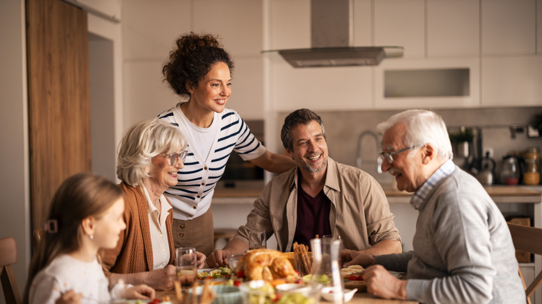 Famille mangeant autour d'une table