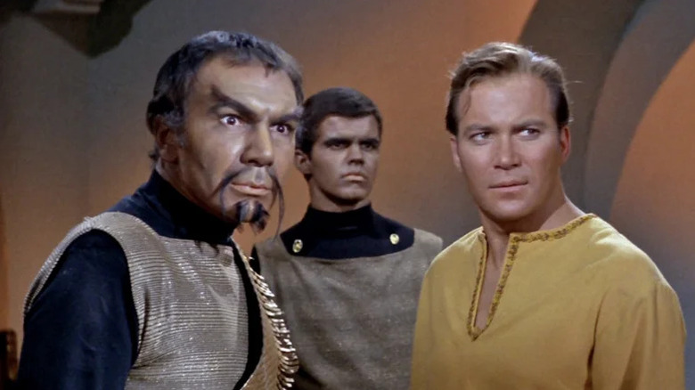 Le commandant Kor, un soldat Klingon anonyme, et le capitaine Kirk ensemble sur Star Trek