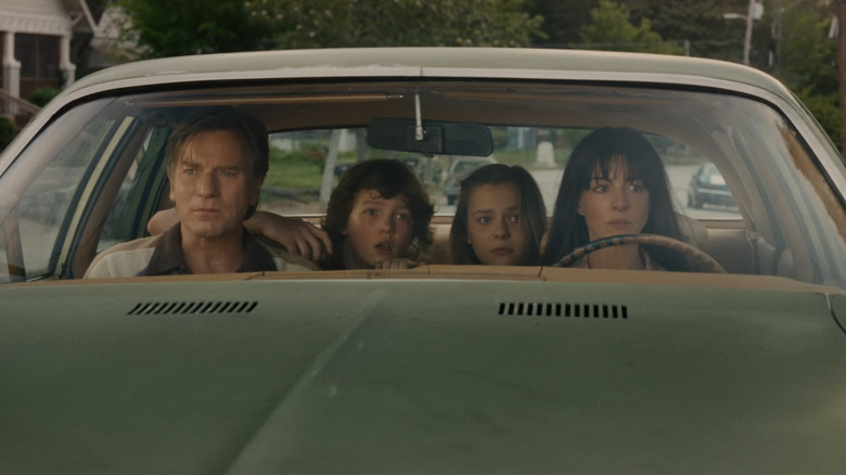 La famille Platt regarde par le pare-brise de la voiture dans The End of Oak Street