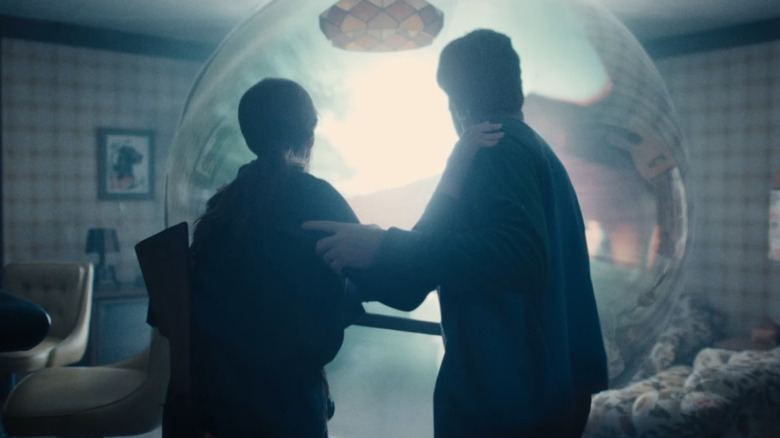 Anne Hathaway dans le rôle de Denise Platt et Ewan McGregor dans le rôle de Greg Platt regardant la bulle temporelle dans The End of Oak Street