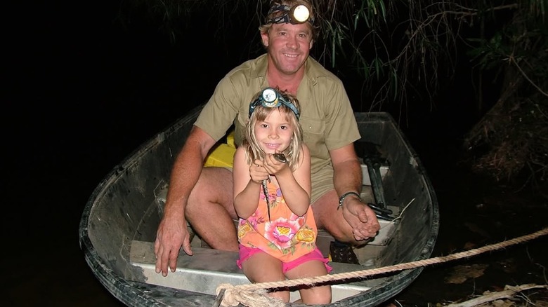Steve Irwin et Bindi Irwin sur un bateau portant des lampes frontales