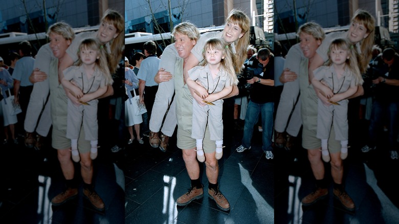 Steve Irwin tenant Terri Irwin et Bindi Irwin