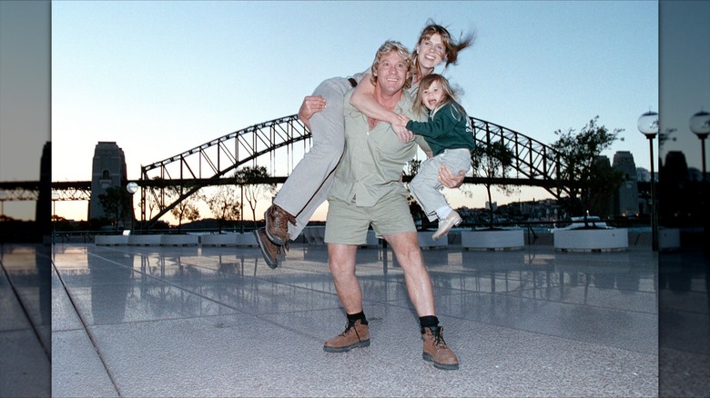 Steve Irwin tenant Terri Irwin et Bindi Irwin devant le Harbour Bridge de Sydney