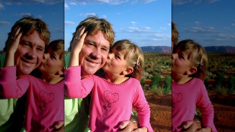 Bindi Irwin embrassant Steve Irwin sur le visage devant Uluru