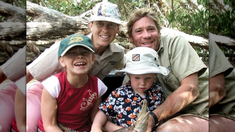 Steve Irwin, Terri Irwin, Bindi Irwin et Robert Irwin tenant un bébé crocodile