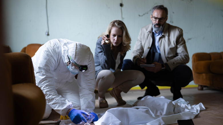 Équipe médico-légale examinant une scène de crime
