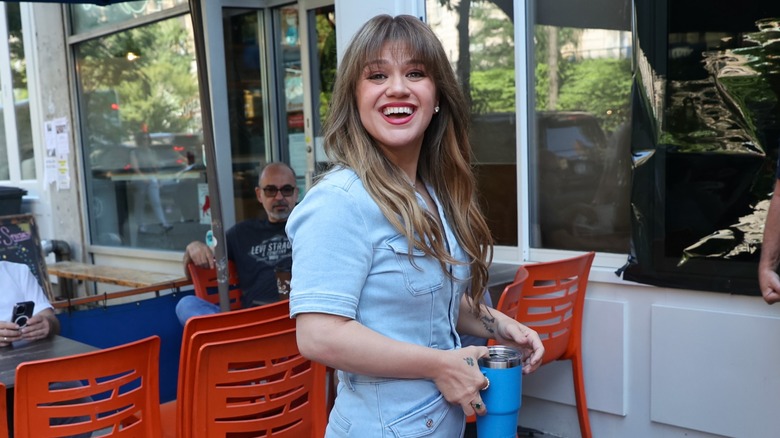 Kelly Clarkson aperçue à New York en 2024 vêtue d'une tenue bleu clair.