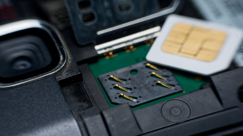Gros plan d'un emplacement pour carte SIM dans un téléphone rétro