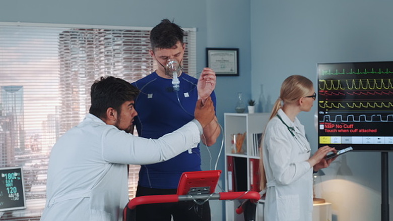 Professionnels de la santé préparant une personne à un test d'effort cardio-pulmonaire