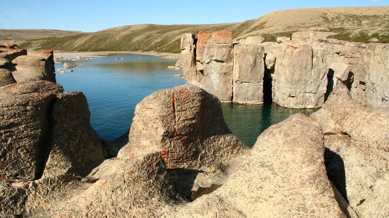 rivière qui coule à travers le désert polaire dans le parc national Aulavik