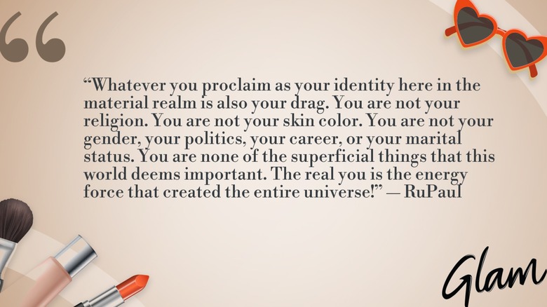 Un graphique affichant la citation du jour de RuPaul : "Tout ce que vous proclamez comme votre identité ici, dans le domaine matériel, est aussi votre frein. Vous n'êtes pas votre religion. Vous n'êtes pas votre couleur de peau. Vous n’êtes pas votre sexe, votre politique, votre carrière ou votre état civil. Vous n’êtes aucune des choses superficielles que ce monde juge importantes. Le vrai vous est la force énergétique qui a créé l’univers entier !"