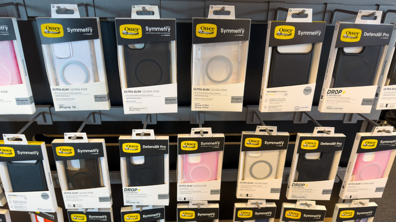 Des coques de téléphone OtterBox exposées