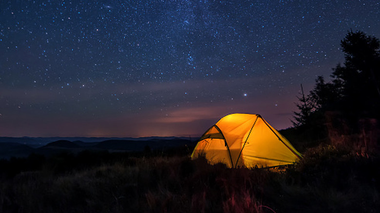 camper sous un ciel sombre et étoilé