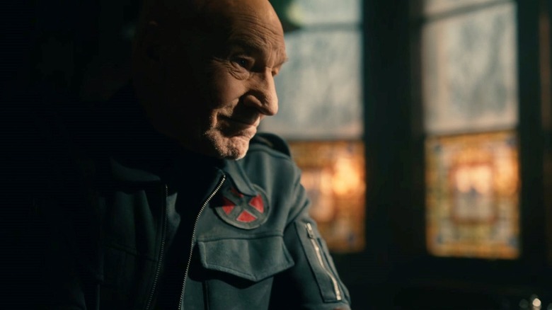 Patrick Stewart dans le rôle de Charles Xavier assis près d'une fenêtre dans Avengers : Doomsday