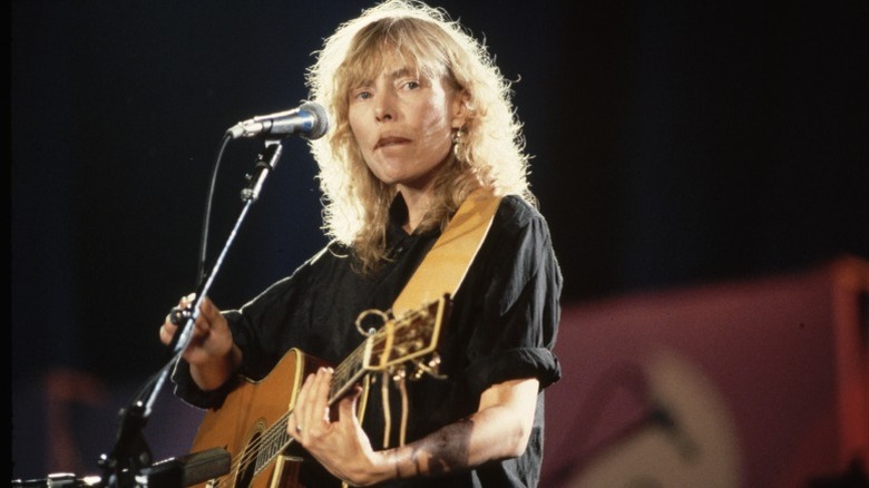 Joni Mitchell donnant un concert en 1986