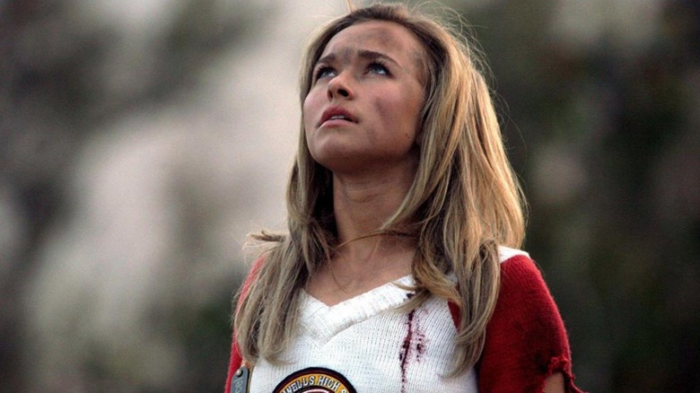 Claire regardant le ciel dans Heroes