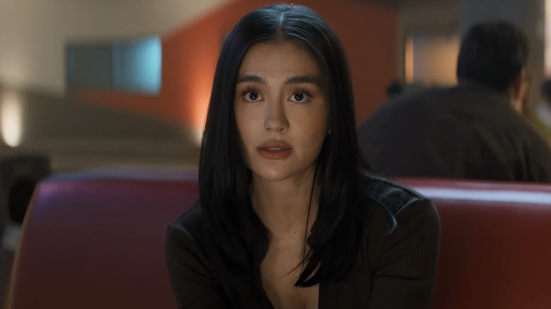Lila Hoth d'Agnez Mo est assise dans une piste de bowling à Reacher