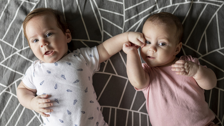 Un petit garçon et une petite fille ensemble sur une couverture