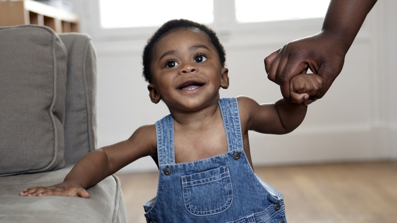 Un petit garçon souriant en salopette