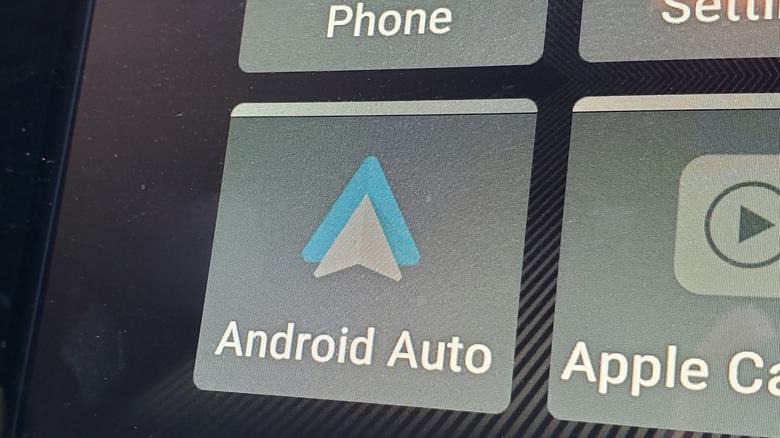 Icône Android Auto affichée sur le système d'infodivertissement d'une voiture