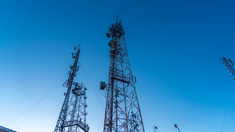 Deux tours mobiles côte à côte contre un ciel bleu
