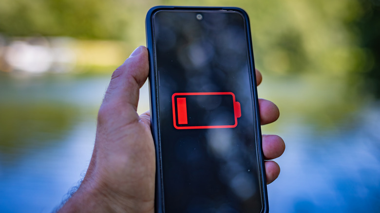 Gros plan d'un téléphone Android portable avec l'indicateur de batterie faible sur son écran