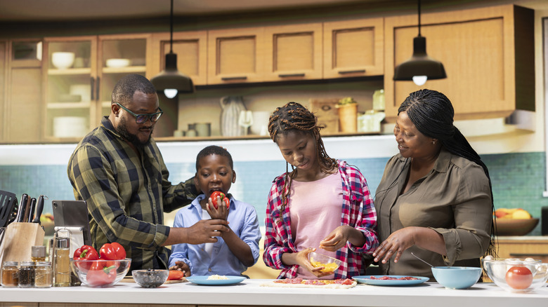 Famille préparant ensemble des plats cuisinés à la maison