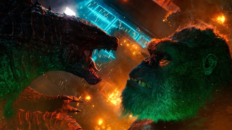 Godzilla rugissant au visage de Kong dans Godzilla vs. Kong