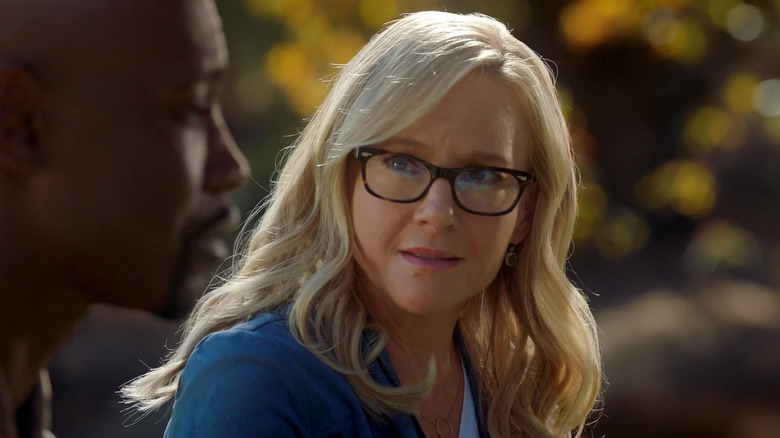 Amenadiel et le Dr Linda Martin dans Lucifer